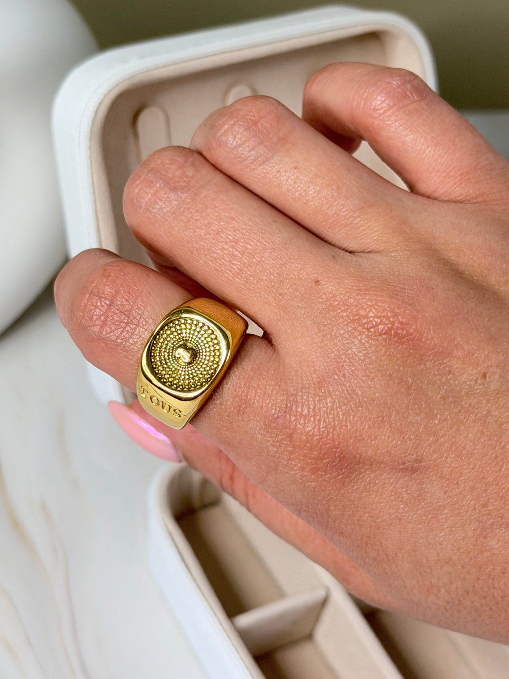 Anillo de sello dorado