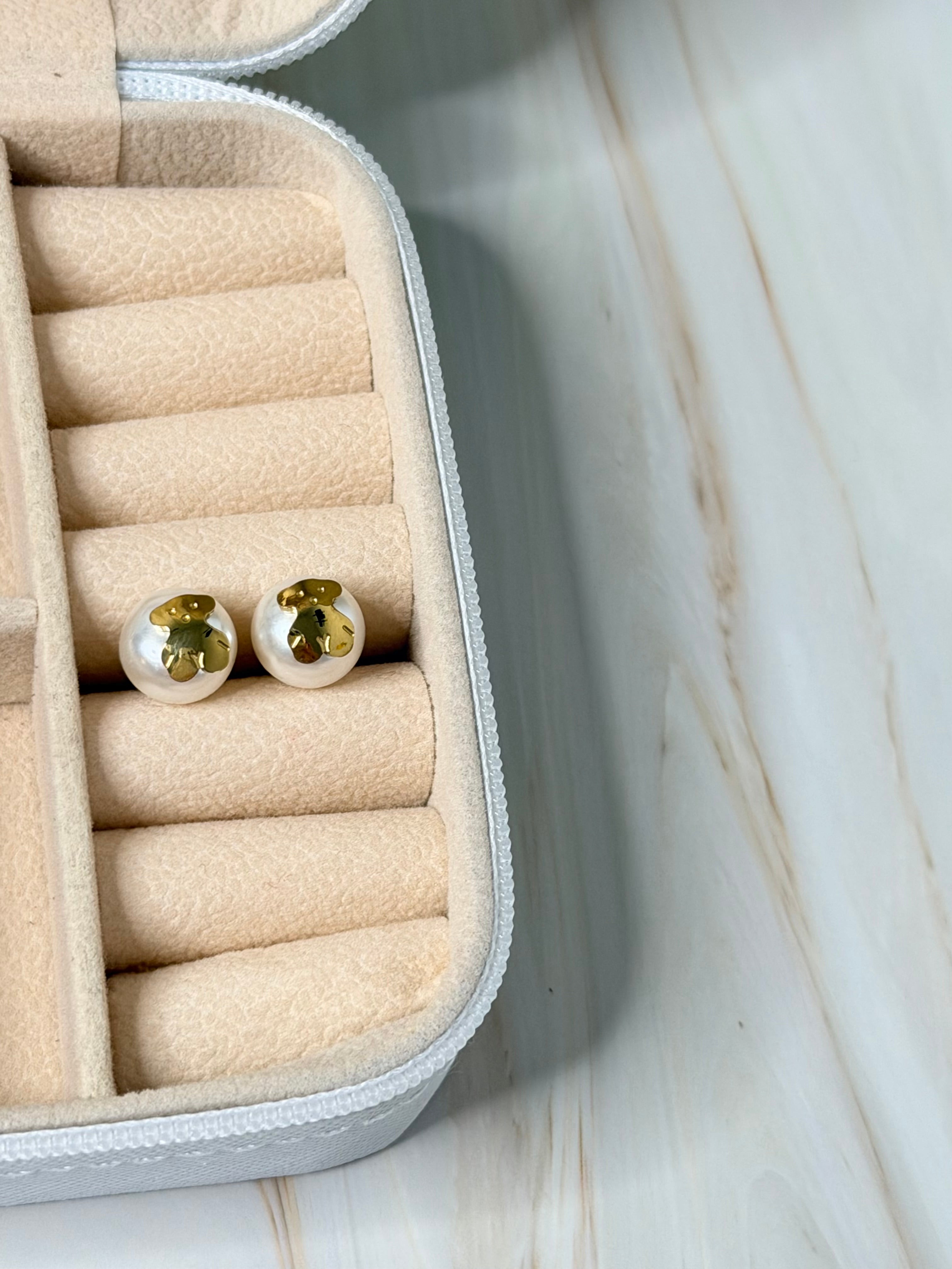 Pearl T🐻us Studs