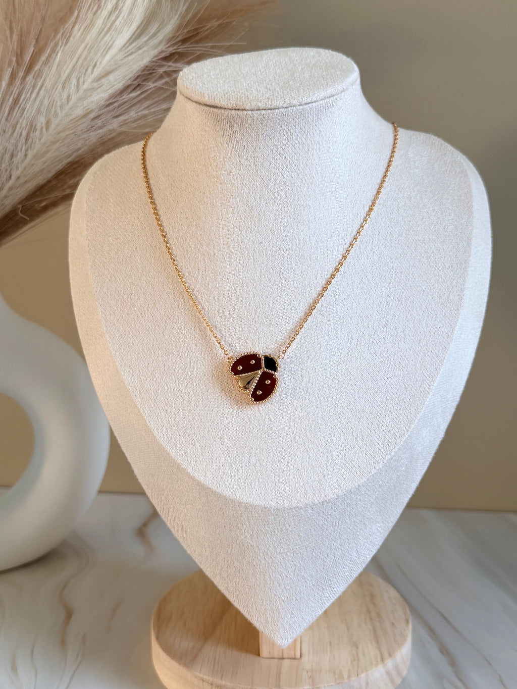 Collar de mariquita